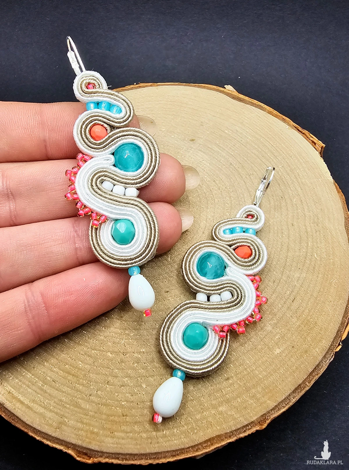 Biało kolorowe kolczyki sutasz z jadeitem